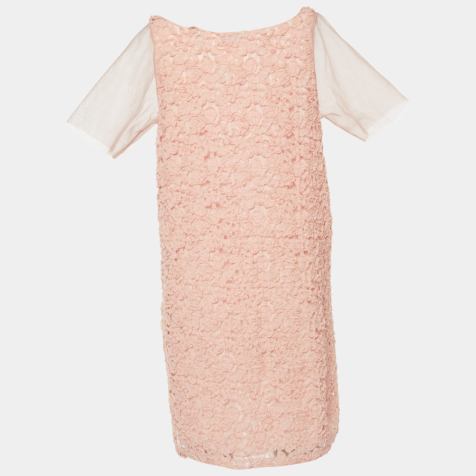 Este vestido de diseño bien confeccionado es una celebración del diseño clásico y el estilo perdurable. La meticulosa atención a los detalles y los materiales de primera calidad garantizan la comodidad y una silueta favorecedora. Su diseño clásico