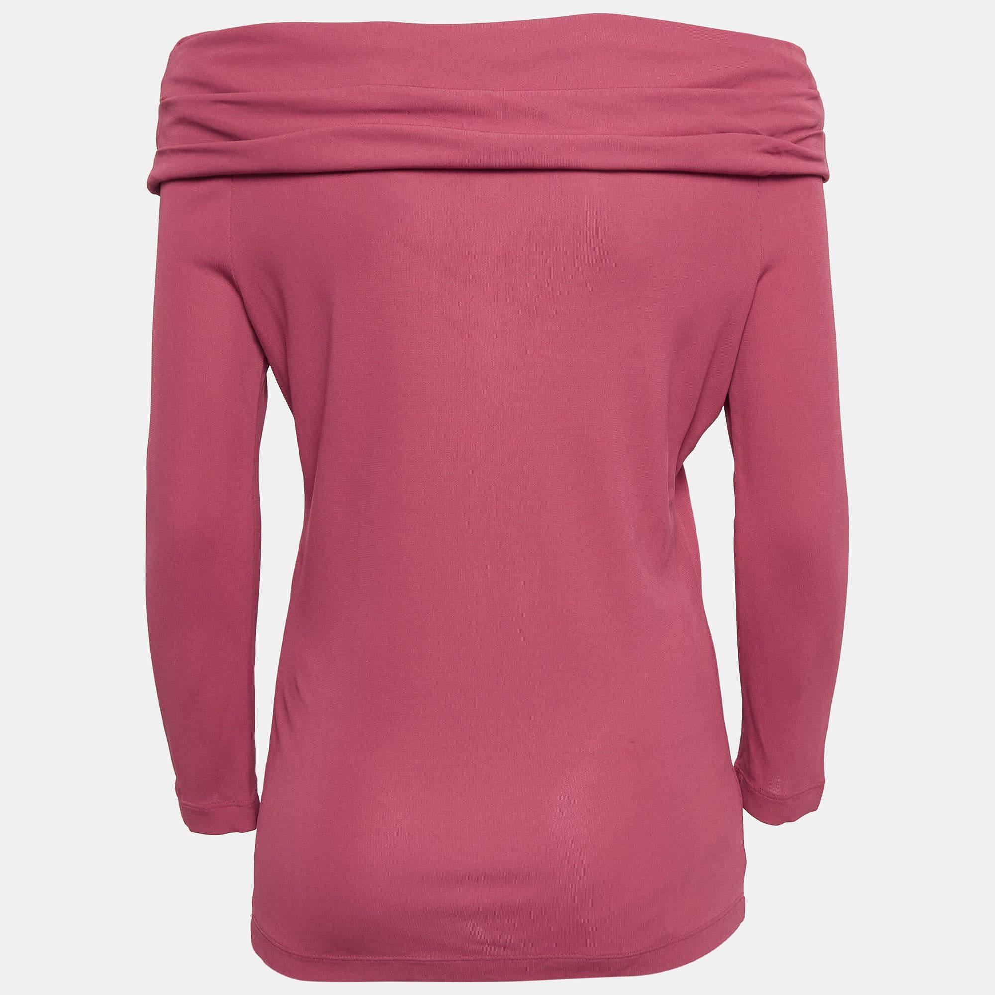 Ce haut de créateur est synonyme de style et de confort. Confectionnée à partir des meilleurs tissus, cette création a fait l'objet d'une attention toute particulière. Il s'associe à une jupe et à des talons.