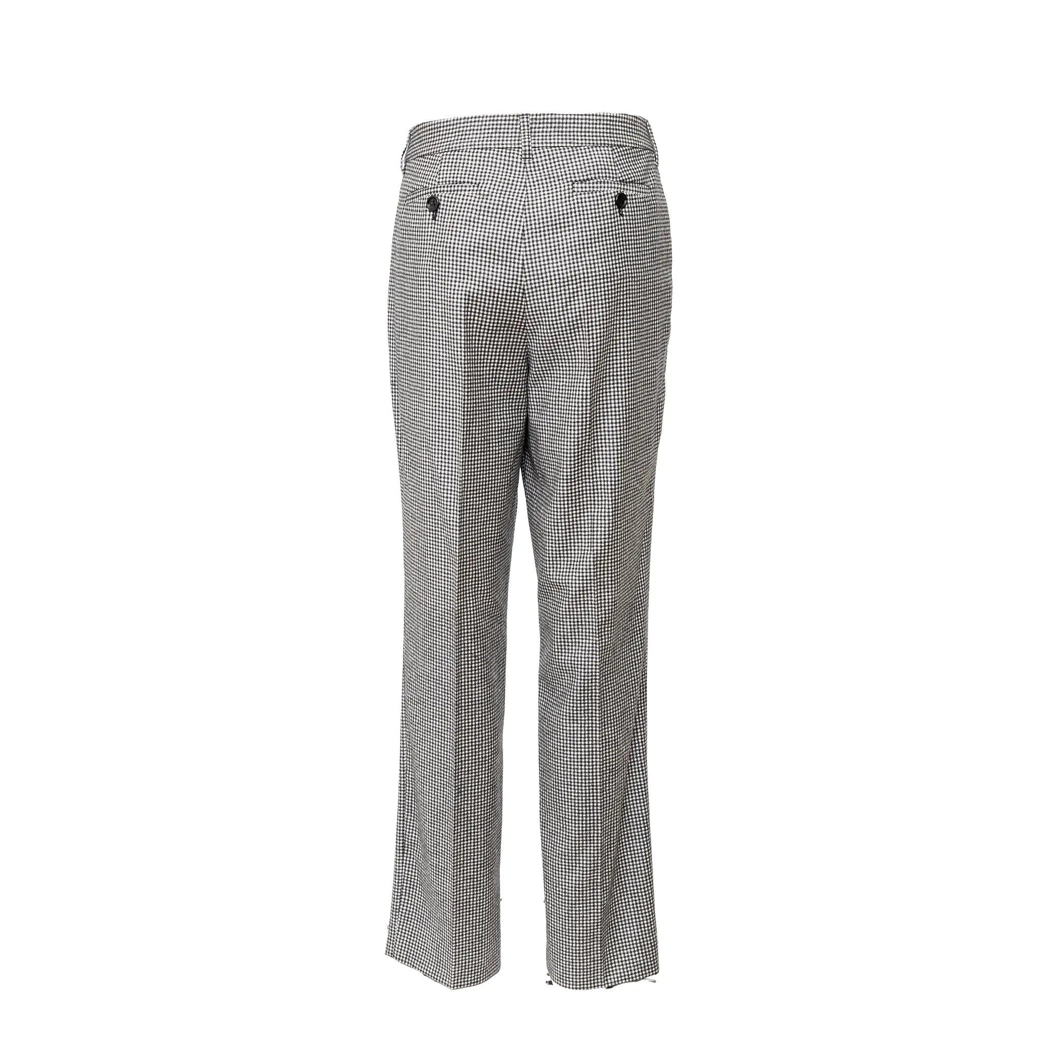 Élevez votre style avec le pantalon plat à carreaux Cheap and Chic de Moschino. Doté d'un motif à carreaux classique et d'une coupe droite, ce pantalon ajoutera une touche de sophistication à n'importe quelle tenue.  
 Mesures : Longueur