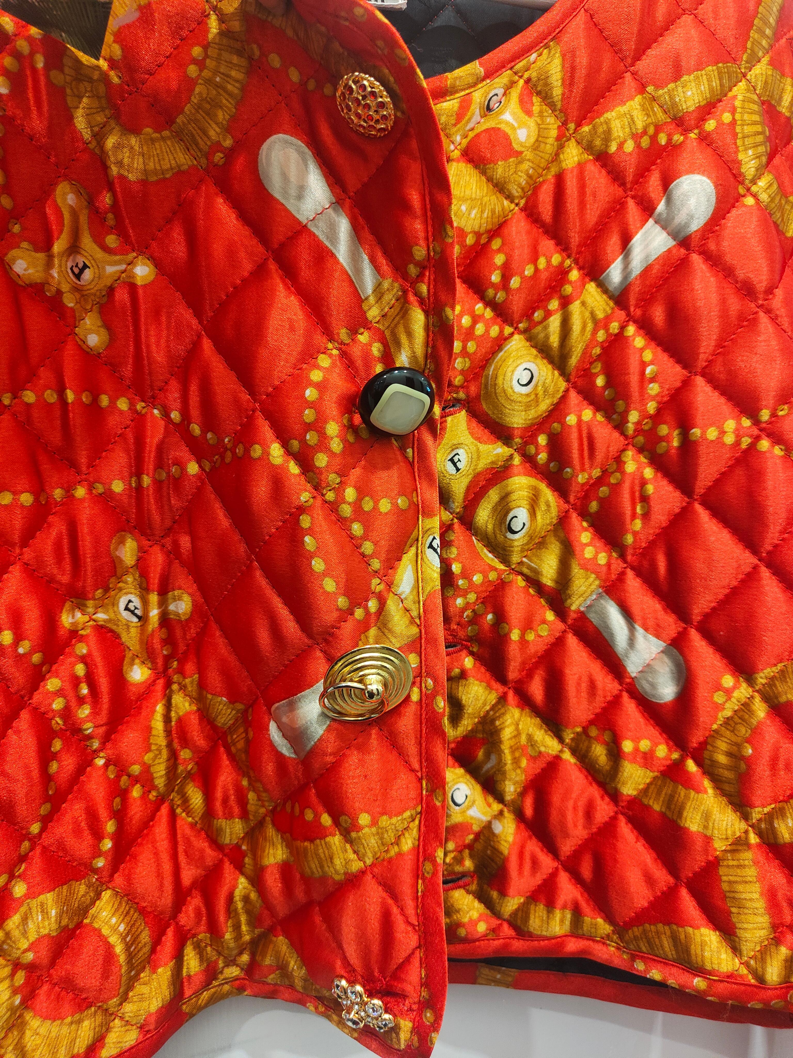 Moschino Cheap and Chic Botones joya oro rojo Cazadora bomber en Excelente estado para la venta en Capri, IT