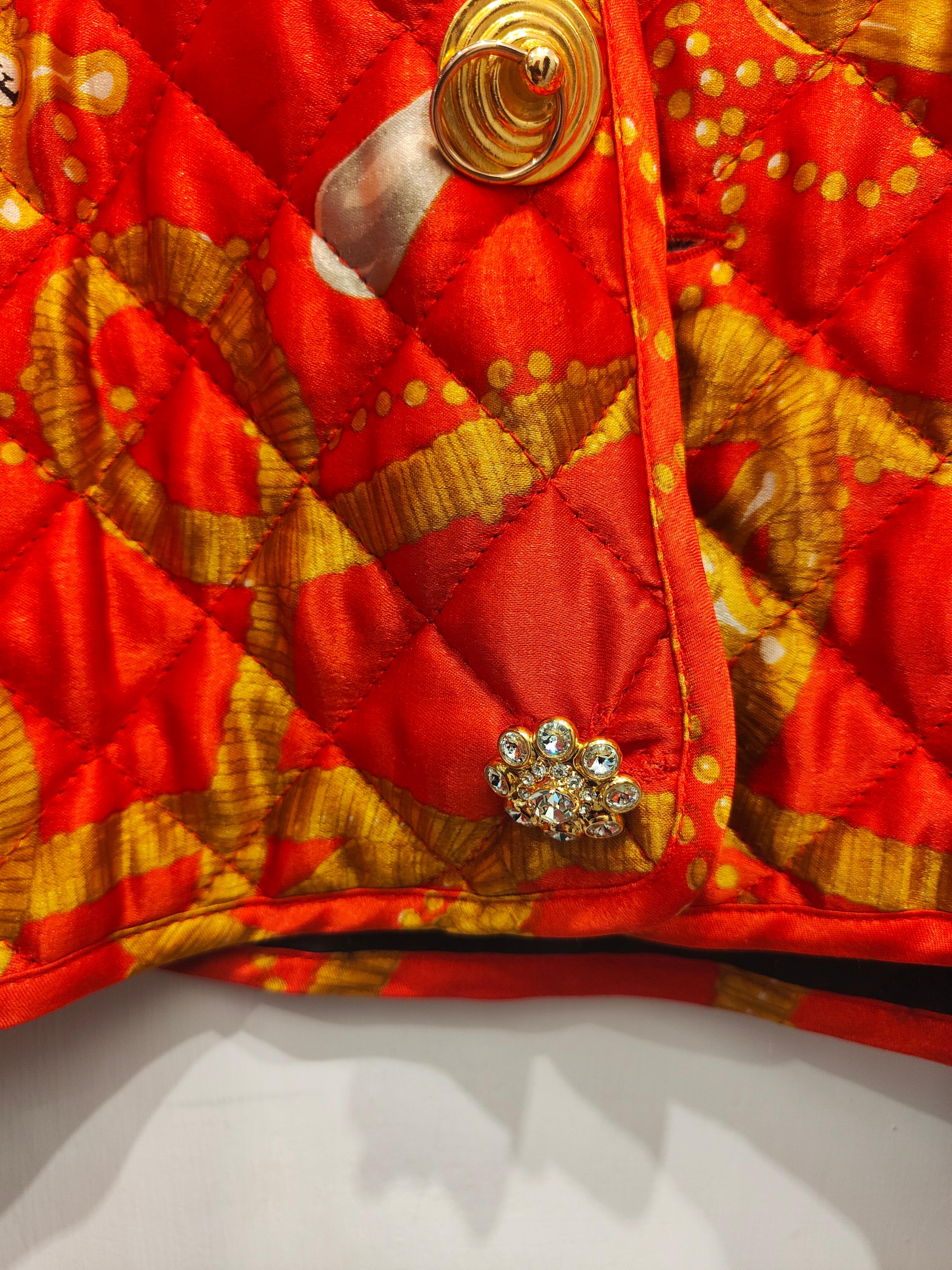 Moschino Cheap and Chic Botones joya oro rojo Cazadora bomber en venta 1