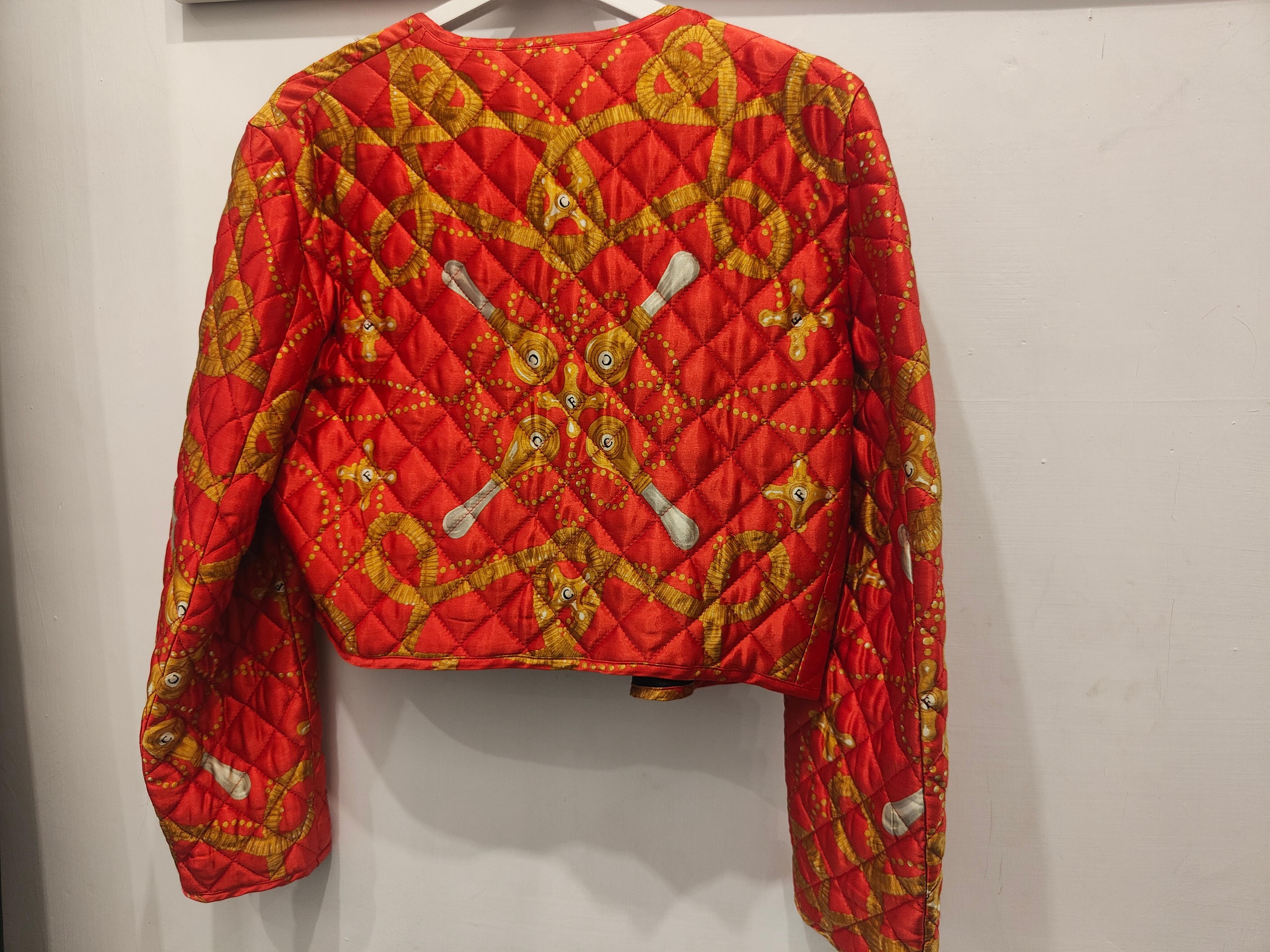 Moschino Cheap and Chic Botones joya oro rojo Cazadora bomber en venta 2