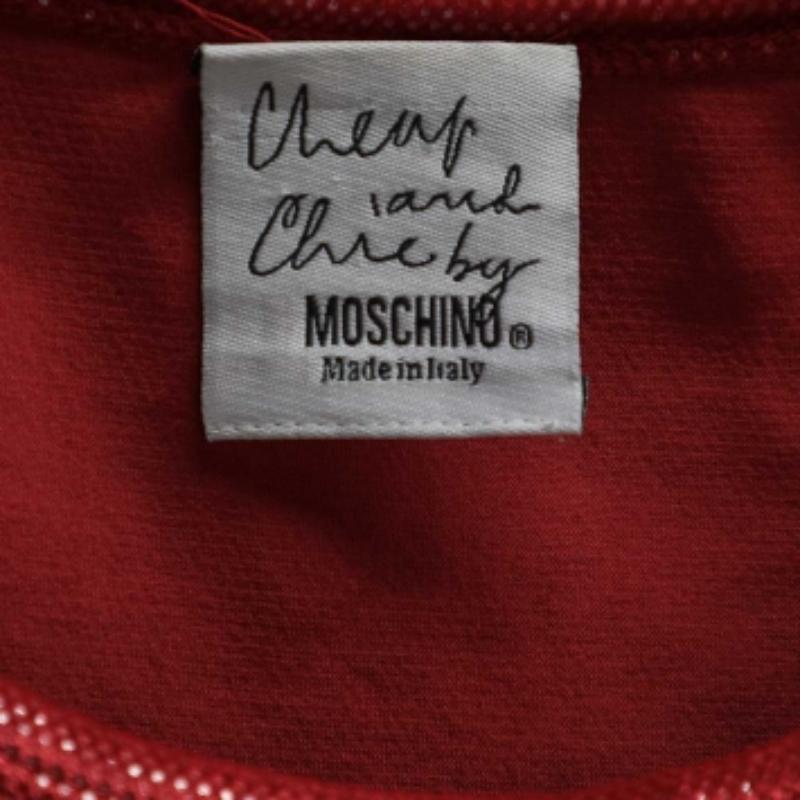 ¡Luce un look sutilmente glamuroso y elegante con esta camiseta de Moschino Cheap and Chic! Está diseñada con tejido de terciopelo elástico rojo, realzado con detalles de purpurina. Tiene mangas largas y una forma bien ajustada.