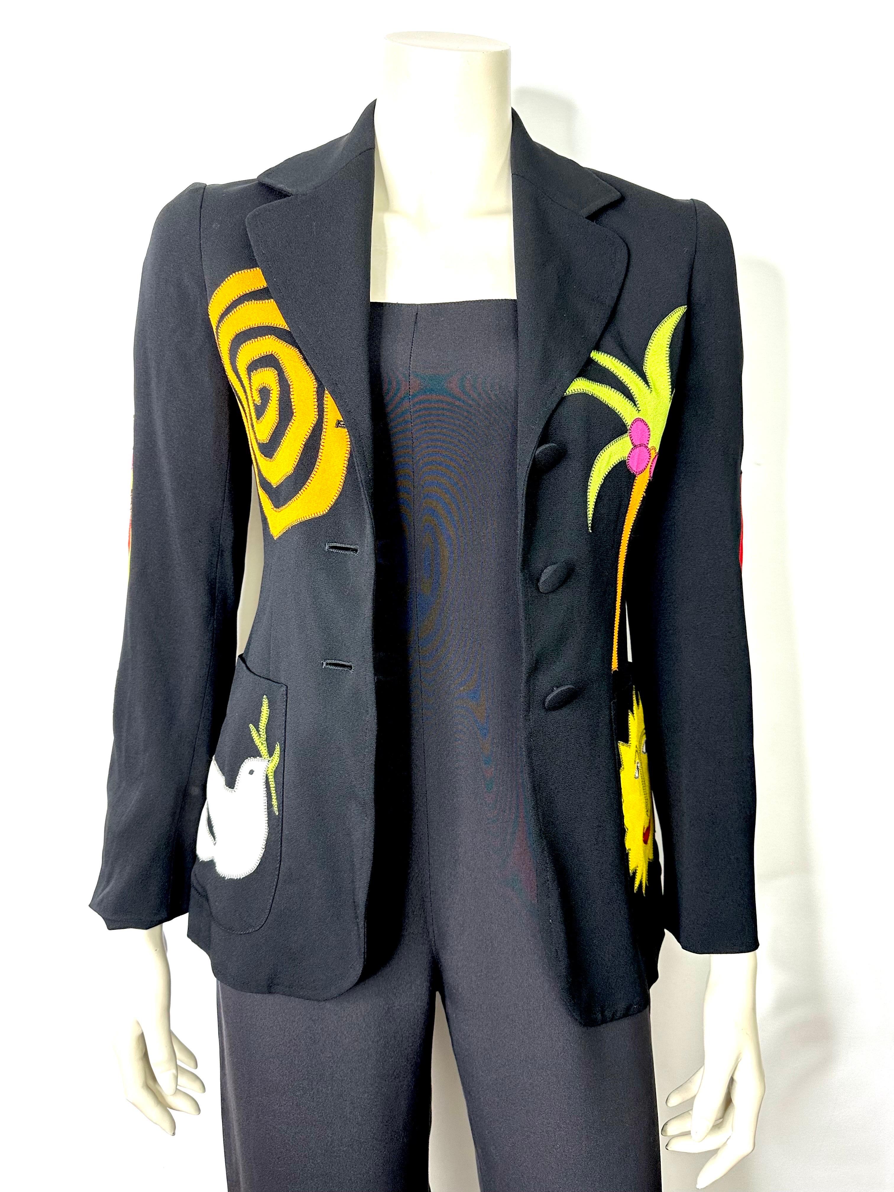 Moschino blazer Cheap and chic , made famous by Iris Apfel and Fran Drescher aka Fran Fine in the TV series the Nanny.
Fitted, fabric-covered buttons, large open pockets.
Made in Italy
79% acetate
21% rayon
Size 36FR, please refer to
