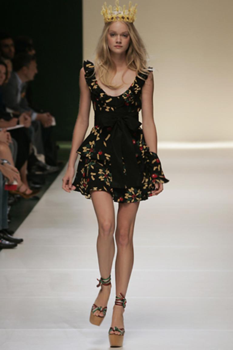 Moschino skirt
S/S 2006
Black silk with pasta print
Zip closure
Lined

Marked size 42 IT
Measurements:
waist 78 cm - 30.5 in
hips 108 cm - 42.5 in
length 60 cm - 23.5 in

Excellent condition