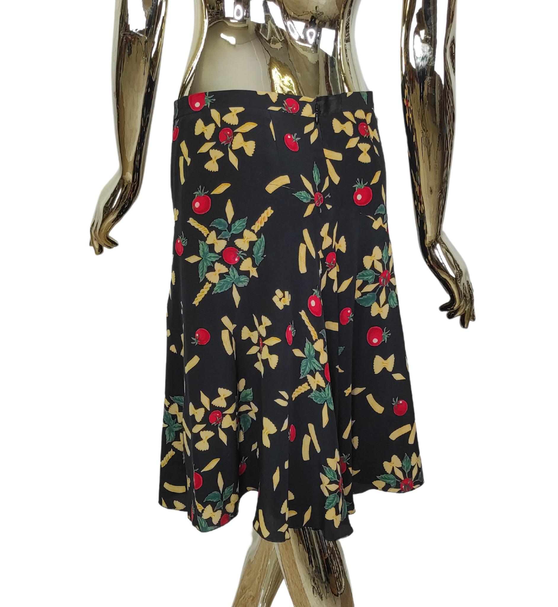 Moschino Cheap and Chic S/S 2006 pasta print silk skirt In Good Condition In Milano, IT