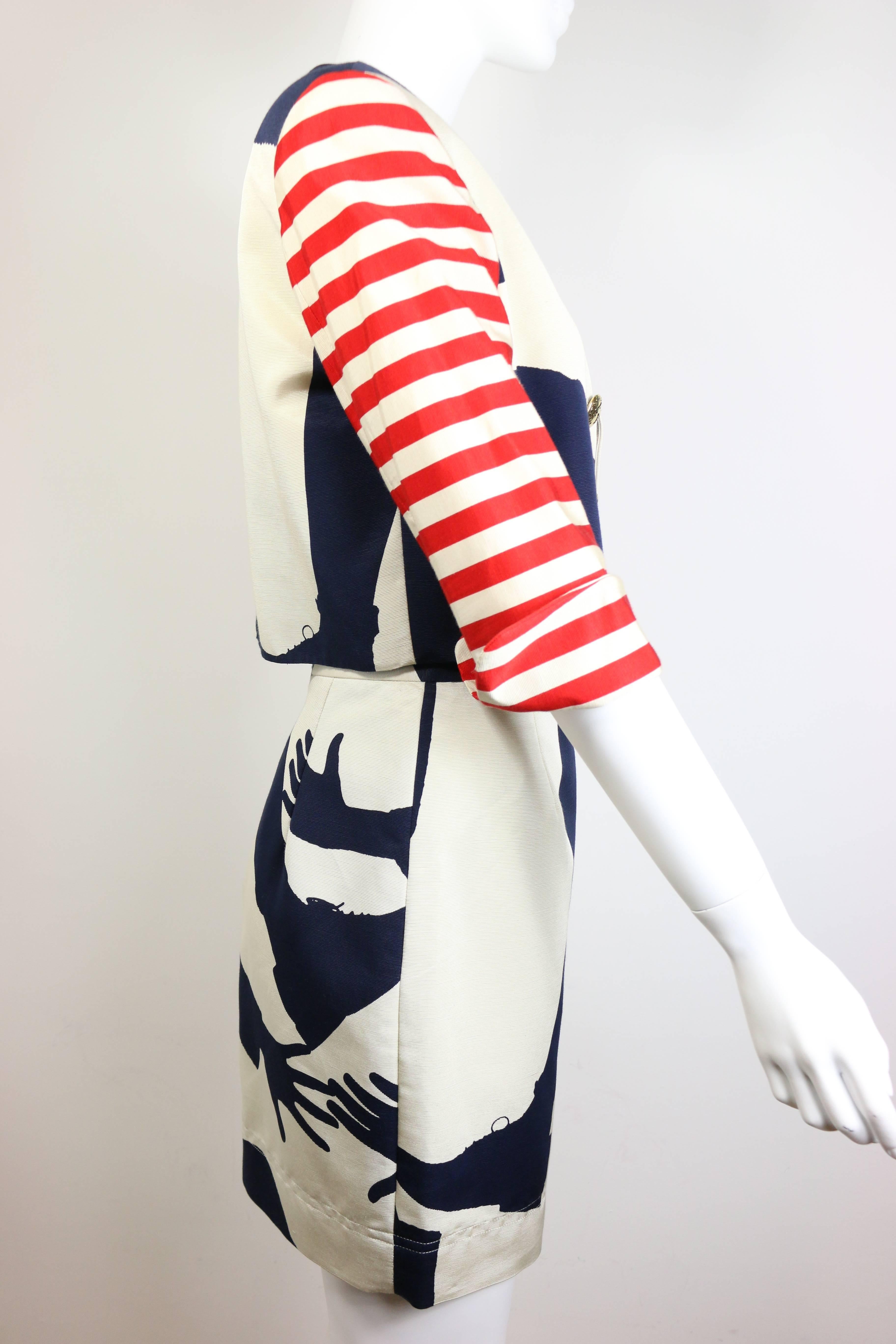 - Giacca cropped vintage anni '90 Moschino Cheap and Chic con stampa della silhouette, maniche a 3/4 a righe rosse e  gonna stampata. Le stampe sono interessanti e uniche. 

- Otto bottoni placcati in oro, economici e chic, collegati da catene
