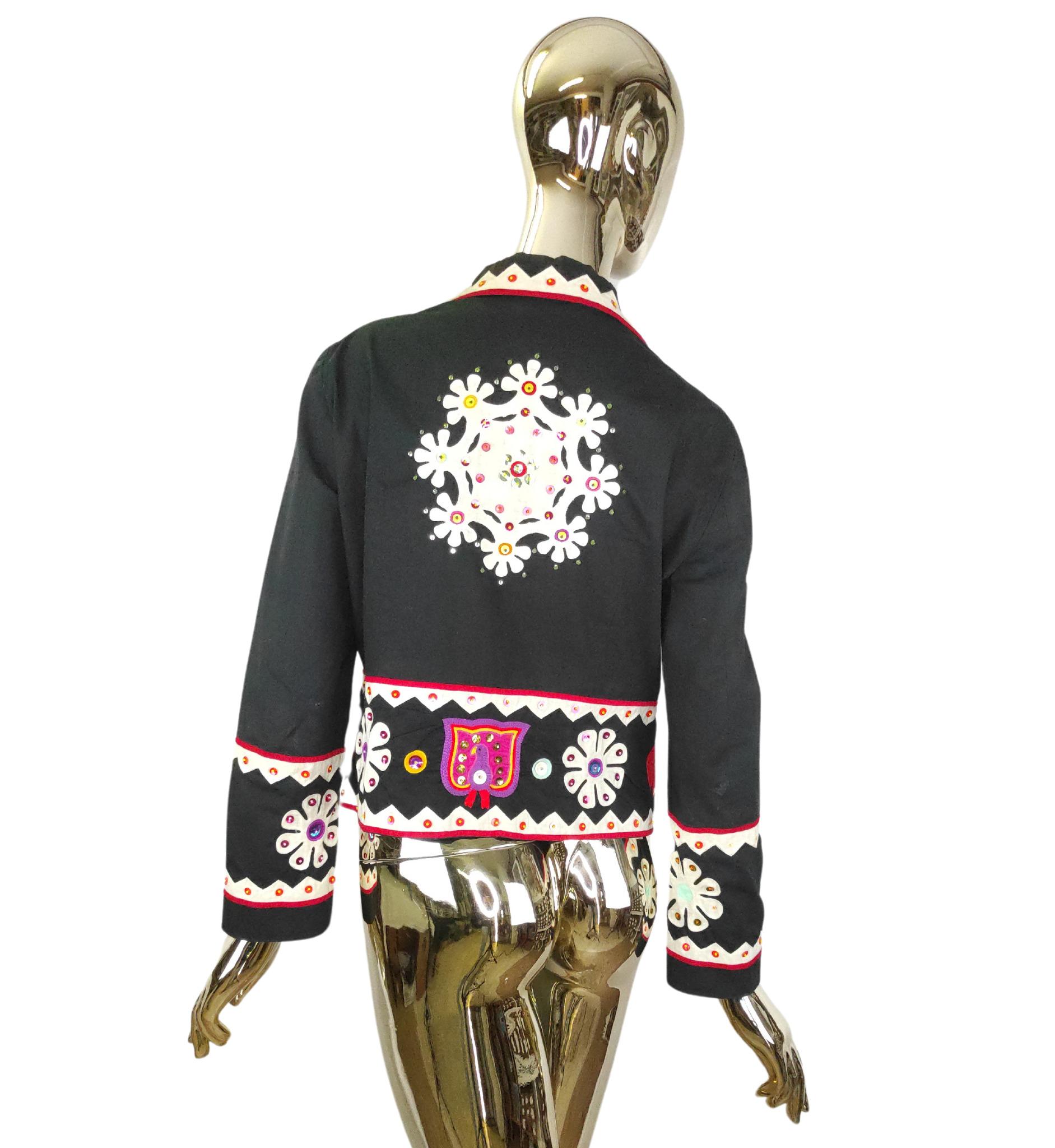 Moschino Cheap&Chic blazer
Black with patches, sequins and beads
Cotton

Marked size 46 IT
Measurements:
shoulders 44 cm - 17 in
bust 104 cm - 41 in
waist 92 cm - 36 in
hips 88 cm - 34.5 in
length 55 cm - 21.5

Good condition
Some signs of use and