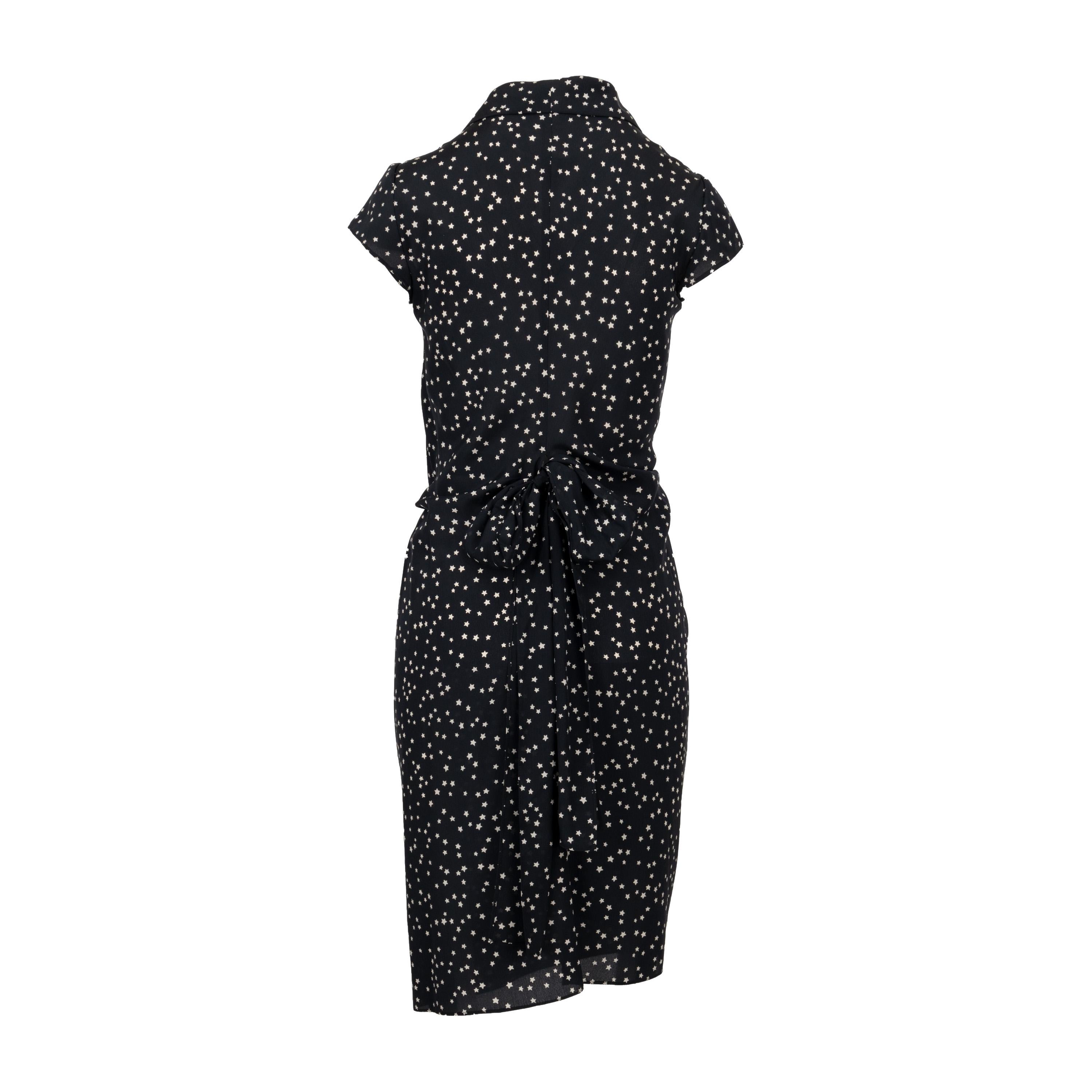 Questo Moschino Cheap and Chic Star Printed Wrap Dress è l'aggiunta perfetta a qualsiasi guardaroba estivo. Sapientemente realizzato con un nodo a cravatta e una scollatura a V ripiegata, questo abito a maniche corte presenta un bellissimo motivo di