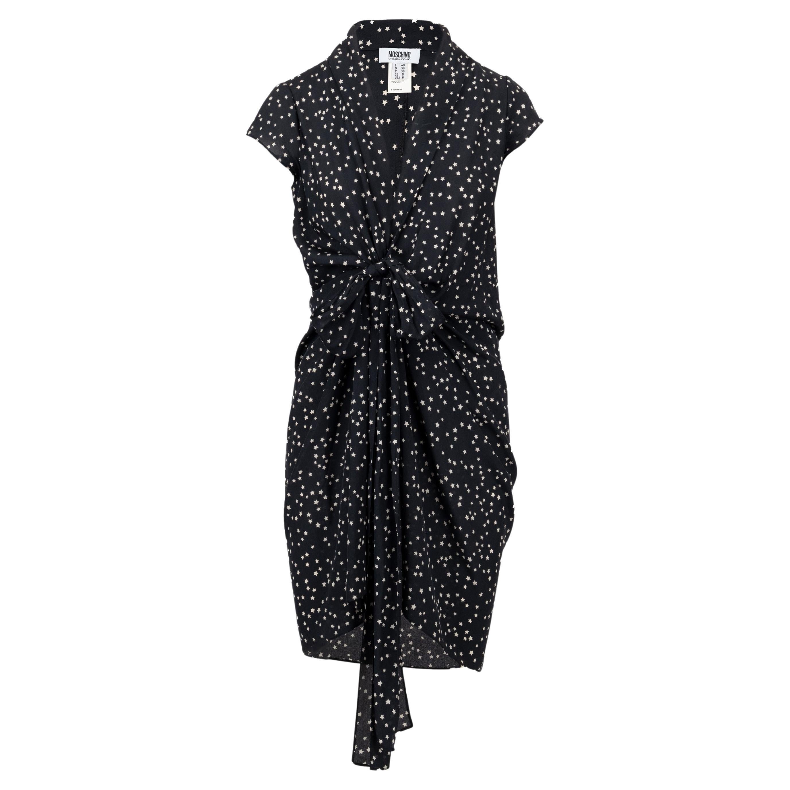 Moschino Cheap and Chic - Vestito a portafoglio con stampa a stella in vendita