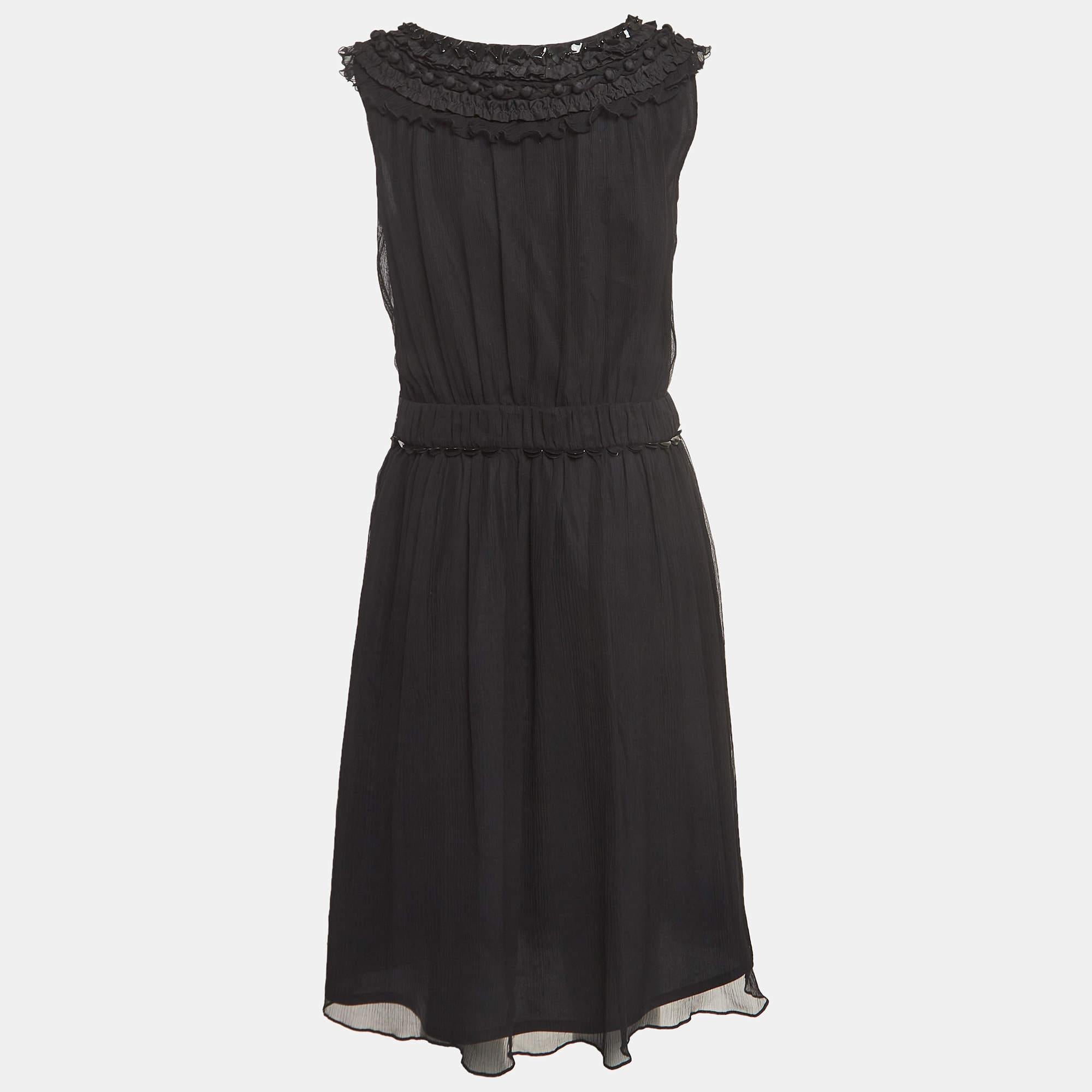 Este vestido midi Moschino Cheap and Chic destila elegancia y sofisticación. Su favorecedora longitud cae entre la rodilla y el tobillo, ofreciendo una opción versátil para diversas ocasiones. Con su diseño chic, combina las tendencias modernas con