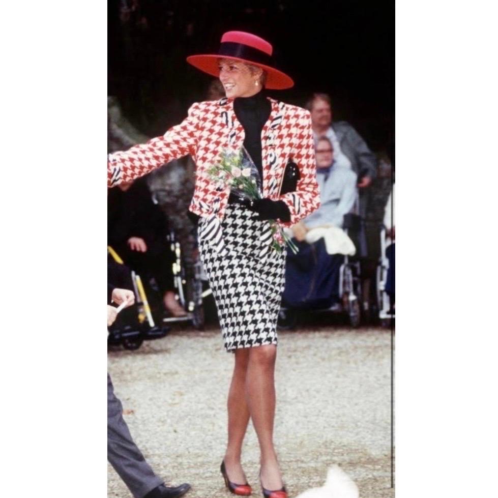 Moschino Cheap and Chic red and white houndstooth tweed scarf jacket from the early 1990's.
Featuring a classic timeless style this jacket can be worn for any occasion.
As famously seen on Princess Diana in 1990 and 1991.

Size- US size