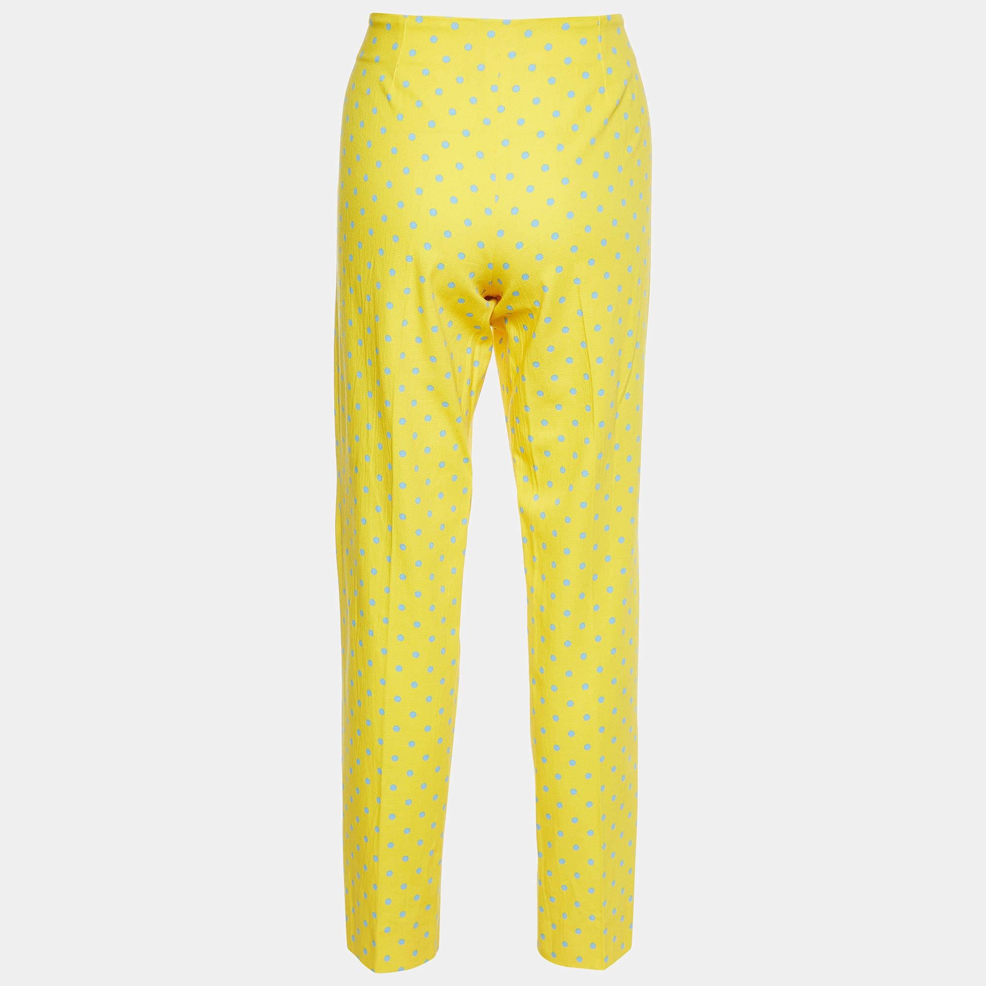 Entrez dans la sophistication avec le pantalon Cheap and Chic de Moschino. Méticuleusement taillés dans un mélange de coton, ils témoignent d'un savoir-faire impeccable et offrent un style intemporel et le plus grand confort pour votre élégance de
