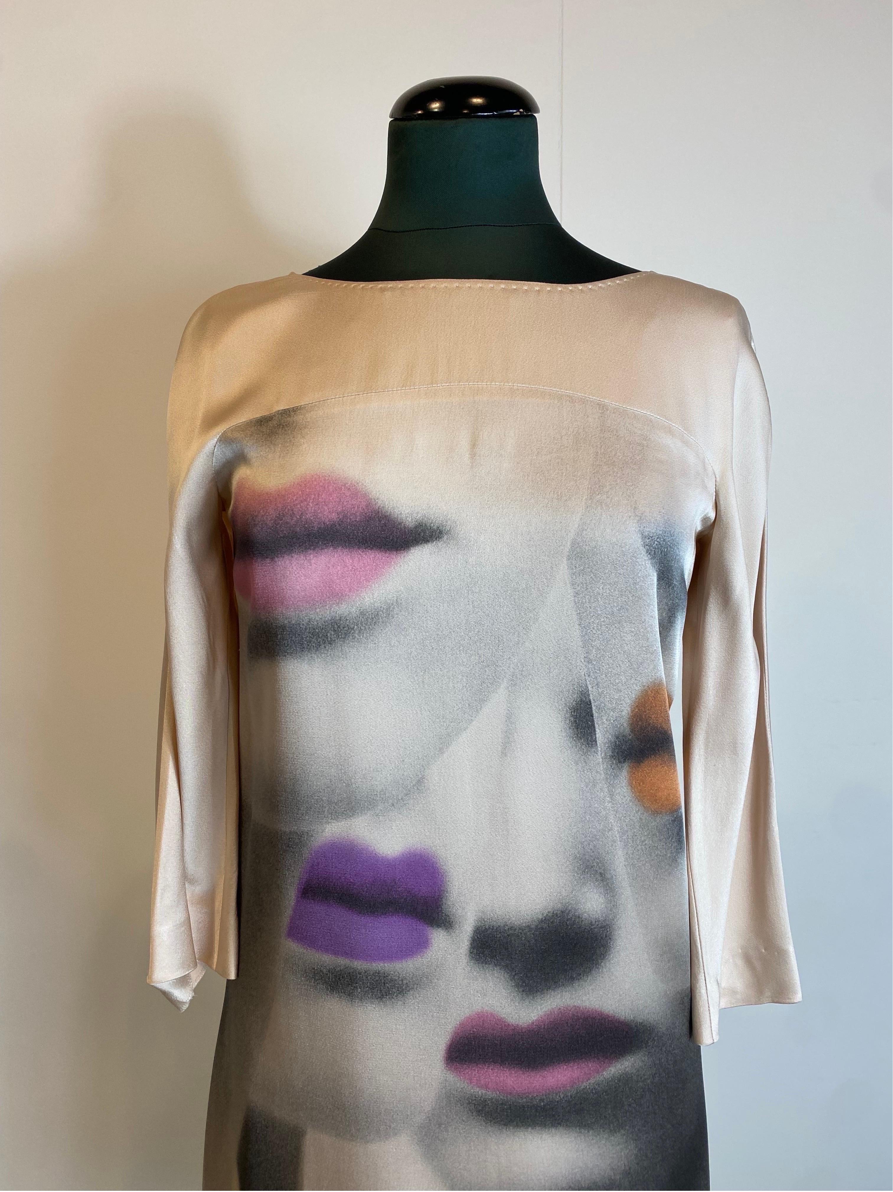Moschino Cheap and Chic dress.
In acetate and rayon. Lined.
Italian size 40.
Shoulders 42 cm
Bust 44 cm
Length 93 cm
Second hand dress, in good general condition, with signs of normal use and some light marks as shown in the photos.