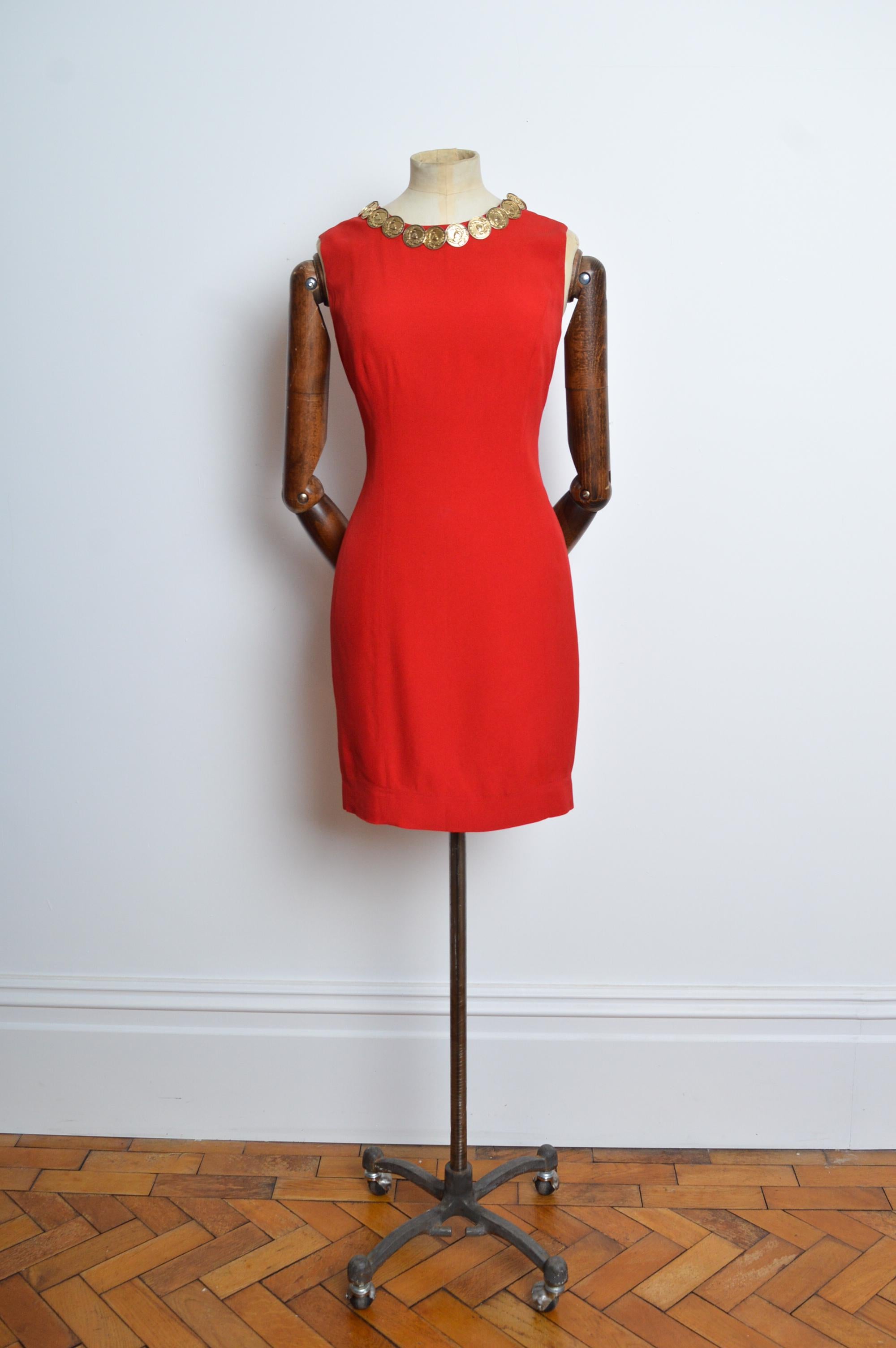 MOSCHINO Cheap & Chic Minivestido fluido rojo cereza de los años 80
Espléndida colección Cheap and Chic de Franco Moschino de hacia 1990. Un vestido sencillo con divertidos detalles de botones dorados 
