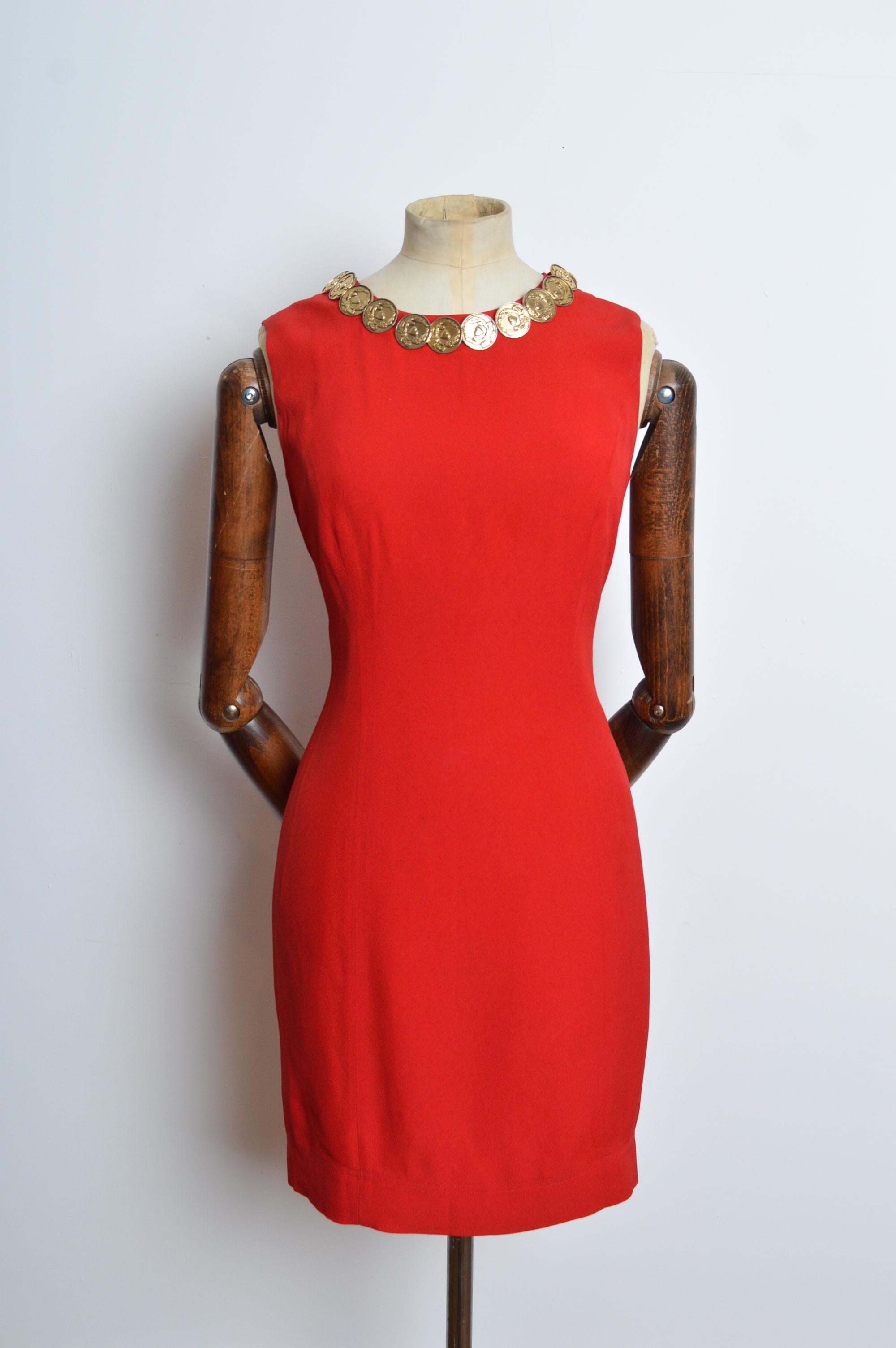 MOSCHINO Cheap & Chic Vestido con Cuello de Monedero Rojo Cereza de los años 90 - Minivestido en Bastante bueno estado para la venta en Sheffield, GB