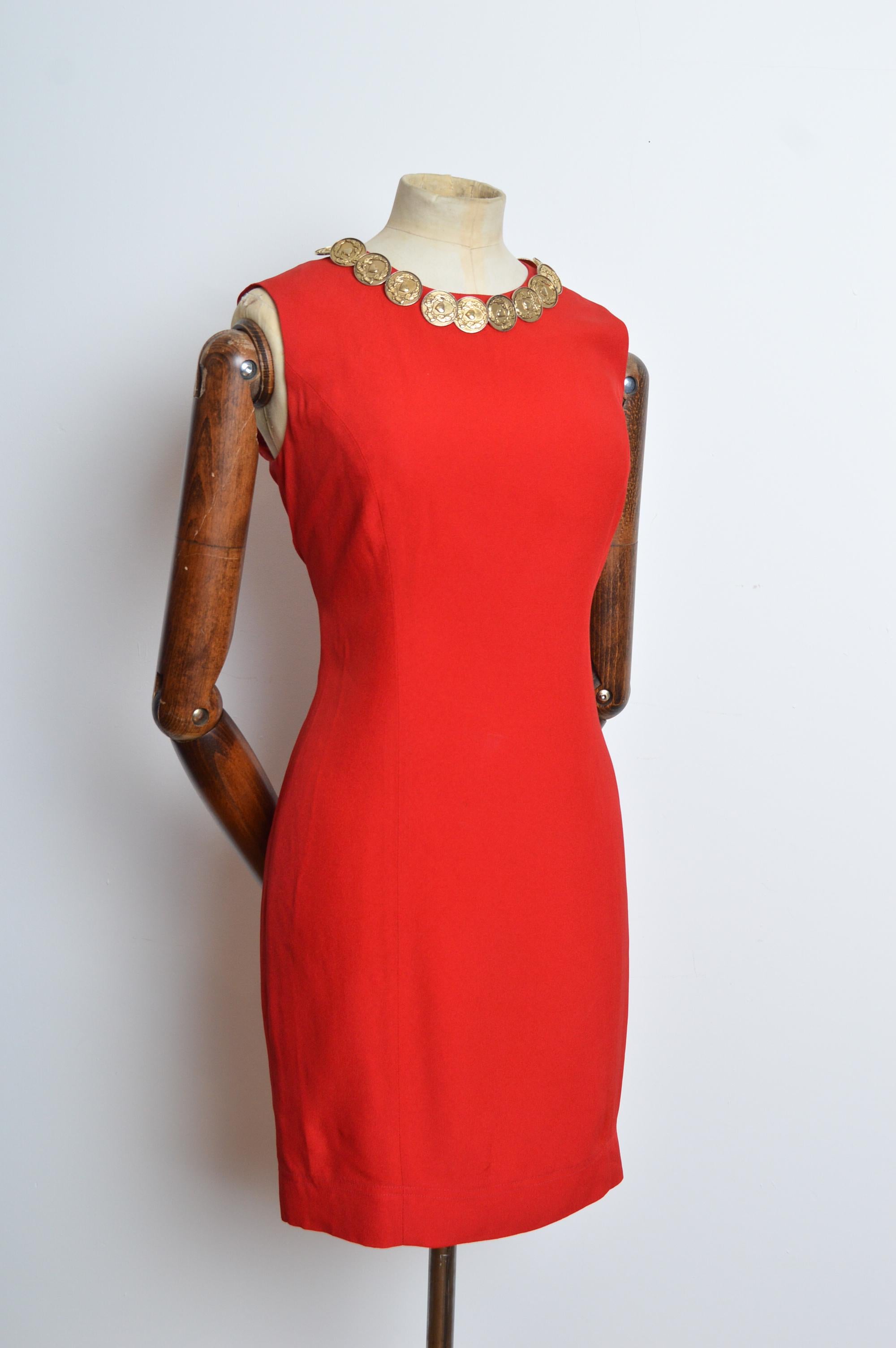 MOSCHINO Cheap & Chic Vestido con Cuello de Monedero Rojo Cereza de los años 90 - Minivestido en venta 3