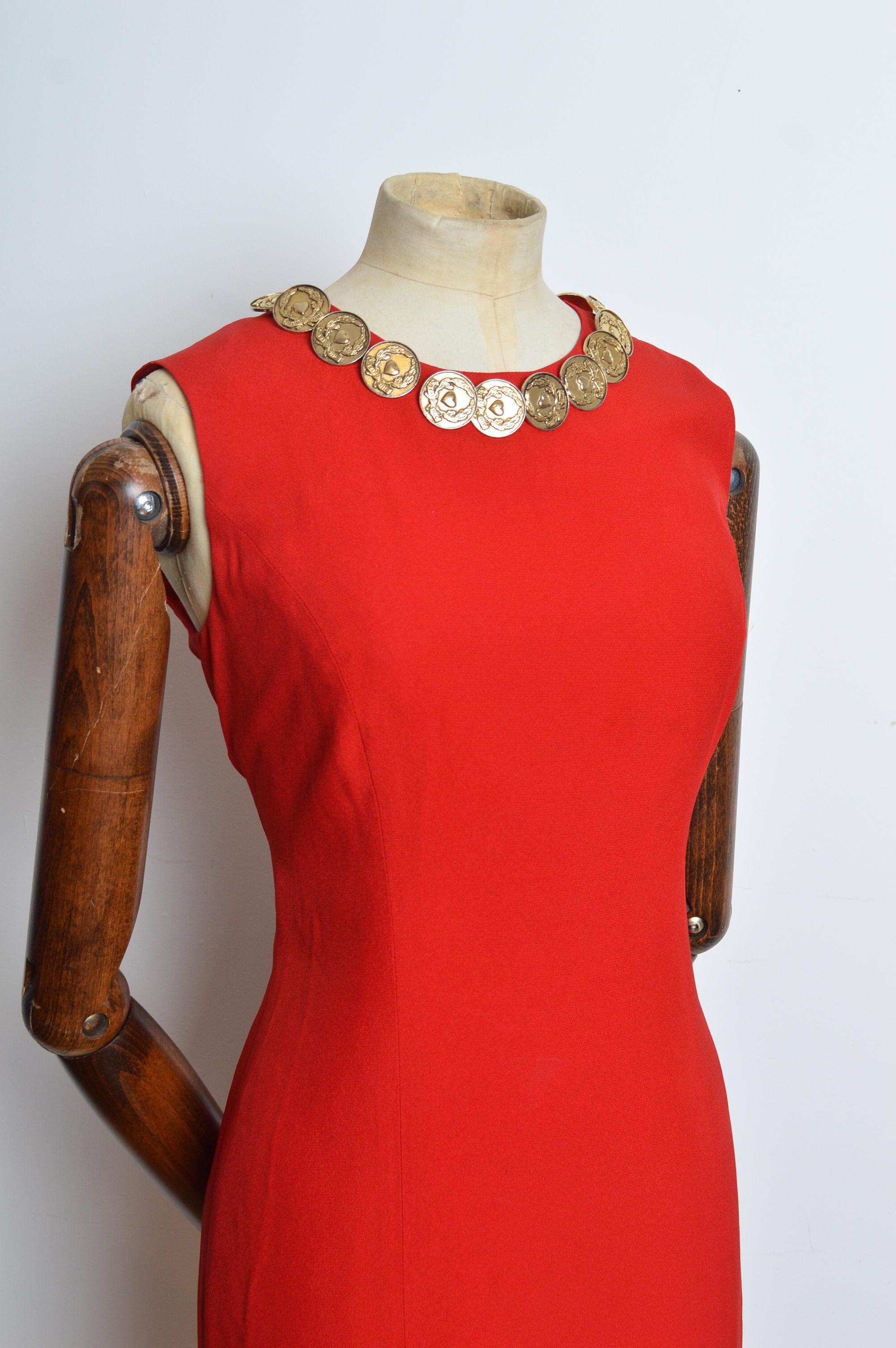 MOSCHINO Cheap & Chic Vestido con Cuello de Monedero Rojo Cereza de los años 90 - Minivestido en venta 4