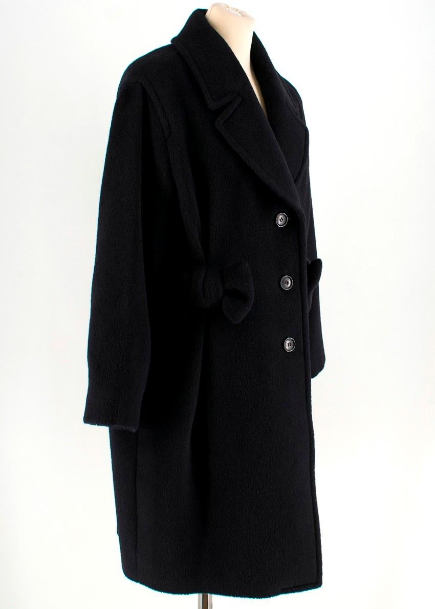 Moschino Cheap & Chic Black Alpaca Wool Blend Coat 

-Black, alpaca wool blend
-Single-breasted
-Two functional side pockets
-Two decorative bows on front
-Notch lapel
-Double lining

Please note, these items are pre-owned and may show some signs of
