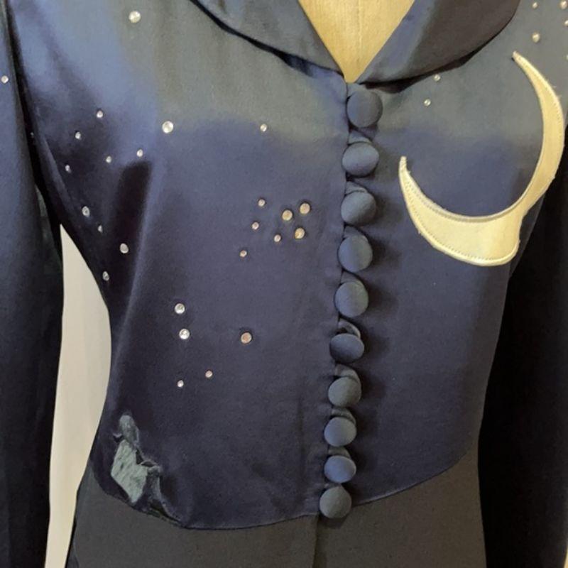 Moschino cheap chic blazer negro azul satinado estrellas de luna

¡Baila toda la noche con este fantástico blazer vintage de Moschino! Combínalo con unos pantalones negros de raso o una falda lápiz para un look acabado. Bonito blazer bordado con una