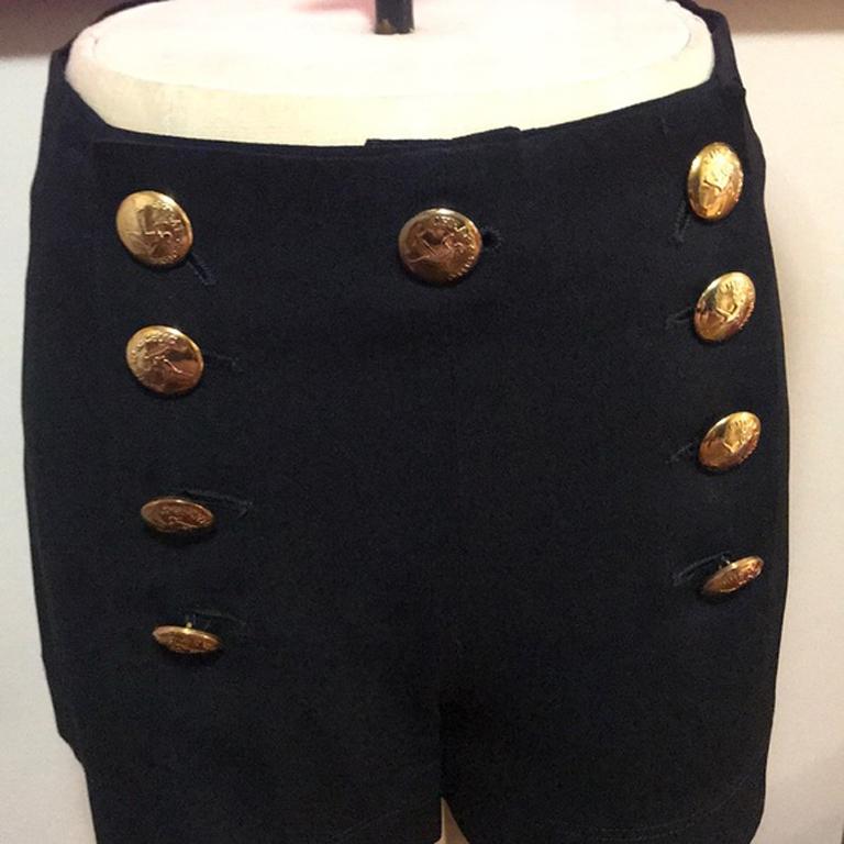 Moschino cheap & chic black crepe sailor shorts

Be retro cool in this vintage sailor shorts by Moschino! Show off your legs with these shorts paired with a black fitted blazer and heels. Great for date night!. Brand runs small
Size 8

Across waist