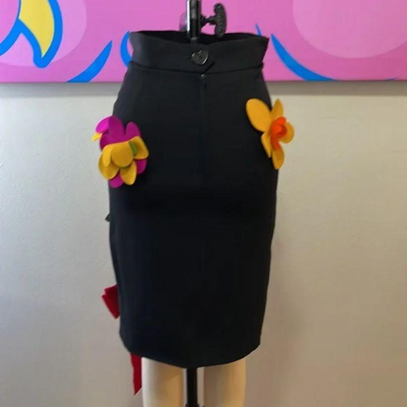 Moschino Cheap Chic Black Pencil Skirt Flower Bow Applique In Excellent Condition For Sale In Los Angeles, CA