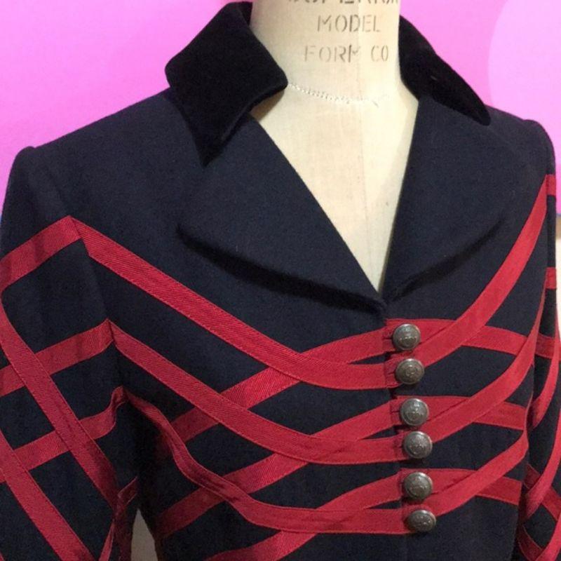 Moschino cheap chic black red military jacket

Be retro cool wearing this military style jacket by Moschino! Cheap and Chic Pair with black skinny pants and boots for a finished look

Size 8
Across chest - 18 1/2 in.
Across waist - 15 1/2