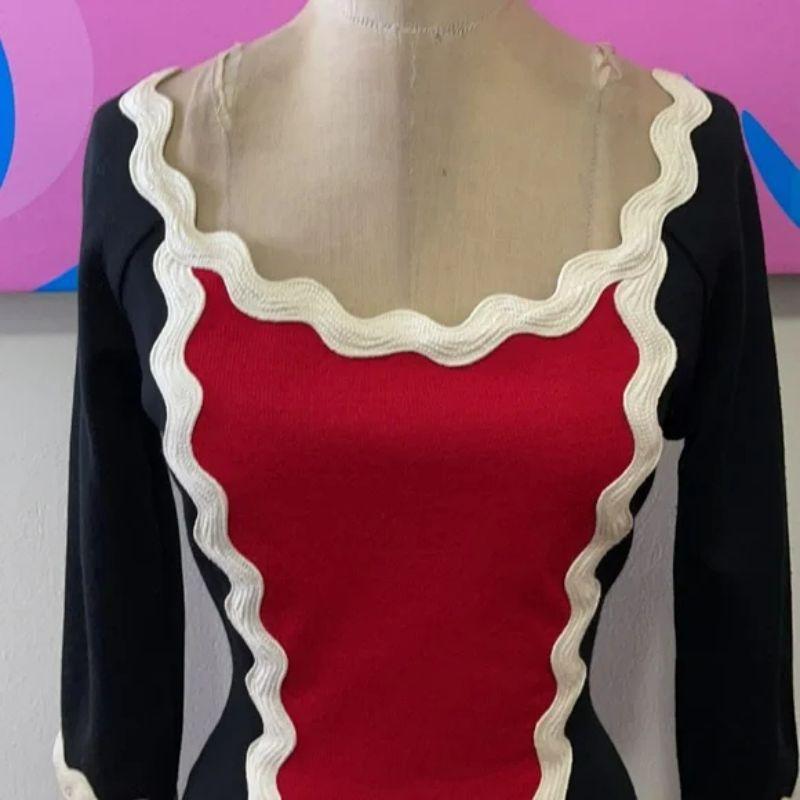Moschino billig schick schwarz rot Wolle rick rack Kleid

Dieses Kleid aus Wolle im Vintage-Stil von Moschino ist ein echter Retro-Glamour! Kühnes Farbblockdesign mit Rick Rack! Ein paar Stiche im Stoff.  Marke fällt sehr klein aus, siehe