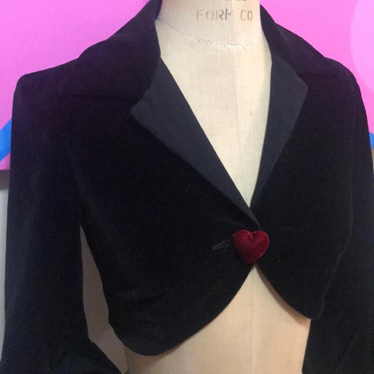 Moschino cheap chic black velvet bolero jacket

Unique tuxedo style cropped Bolero jacket in velvet with red velvet heart button and bell sleeves. Pair with black high waisted skinny pants and boots for a great look
Size 4

Across chest - 15.5