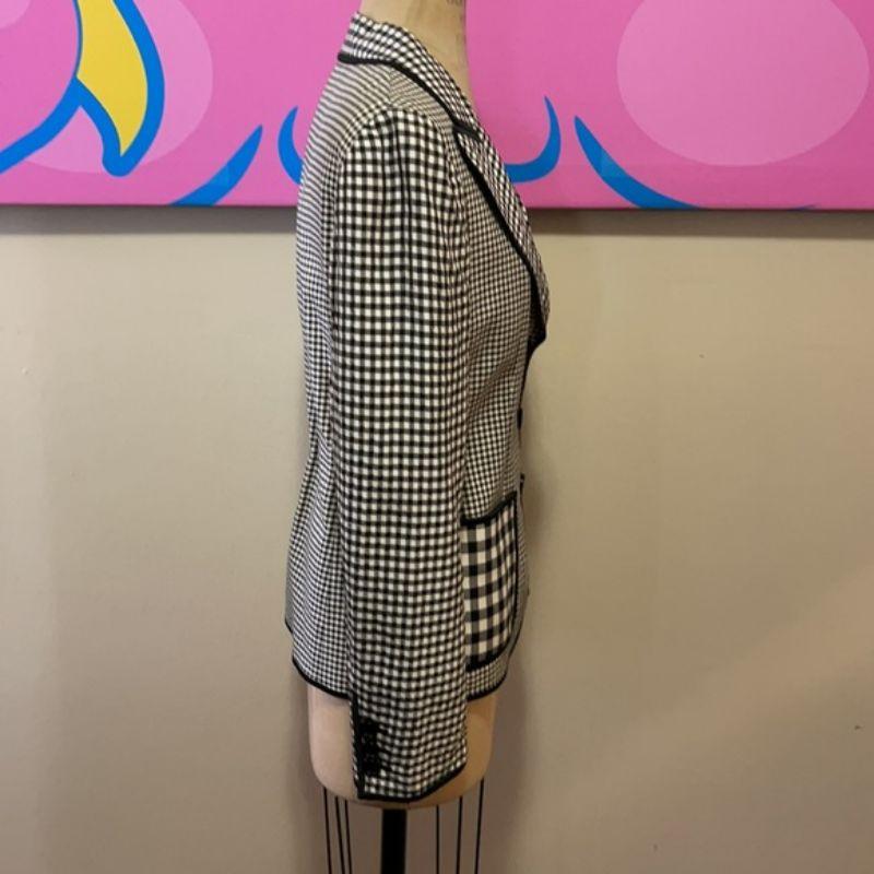 Moschino cheap chic black white checked blazer

Pack your summer picnic basket wearing this super cute blazer! Pair with white jeans or shorts for a finished look.

Size 8
Across chest - 19 in.
Across waist - 16 in.
Shoulder to hem - 25 in.
Shoulder