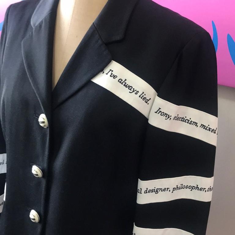 Moschino Cheap Chic Negro Blanco Siempre He Mentido Blazer en venta 4