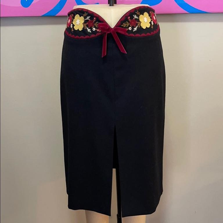 Moschino cheap & chic black wool pencil skirt

Fall dressing is easy and elegant with this black wool skirt by Moschino Cheap & Chic with a deep slit in the front and unique embroidered flowers around the waist band. Pair with black turtleneck