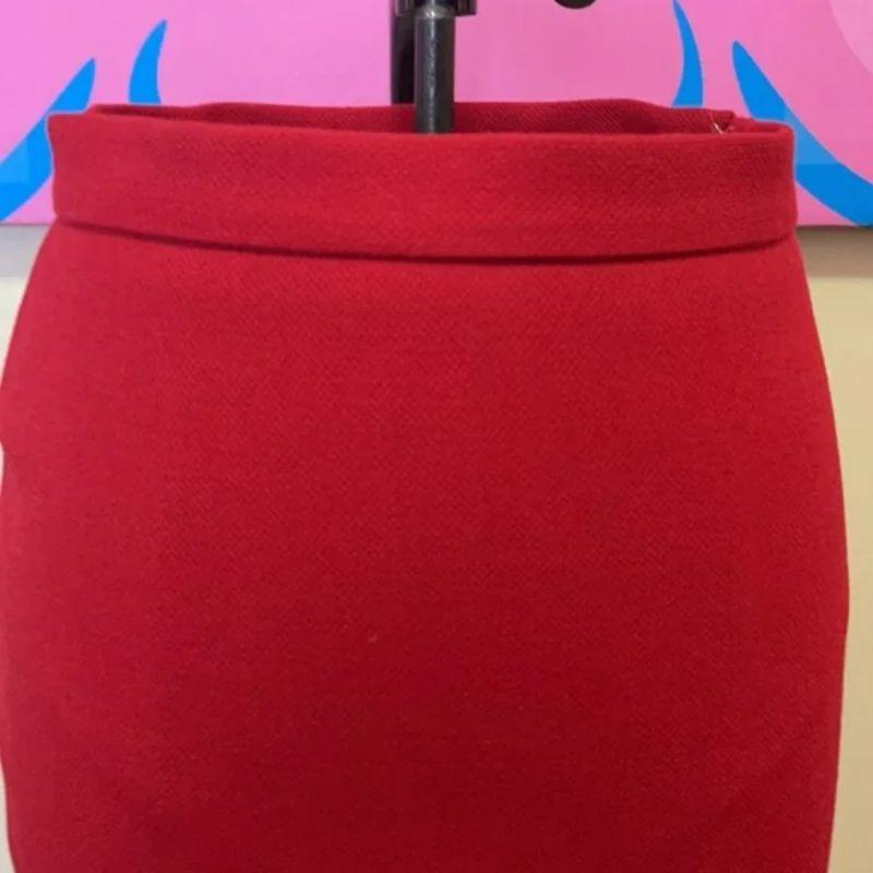 Moschino cheap & chic black wool pencil skirt

Fall dressing shines wearing this pop of red with a black turtleneck sweater tights and boots!

Size 4
Across waist - 13 1/2 in.
Across hips - 17 in.
Length - 24 1/2 in.
Material: 100% Wool
Lining - 60%