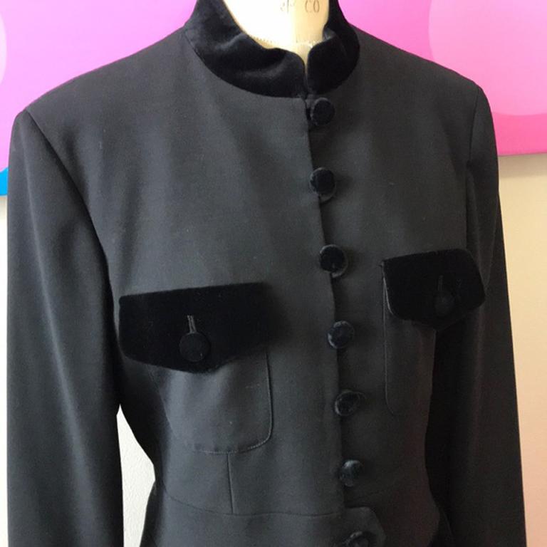 Moschino cheap chic black wool blazer

The perfect holiday jacket is here in a nice wool with red lining and black velvet trim and buttons. Pair with skinny pants and boots for a great look with an equestrian feel.

Size 12
Across chest - 19 1/2
