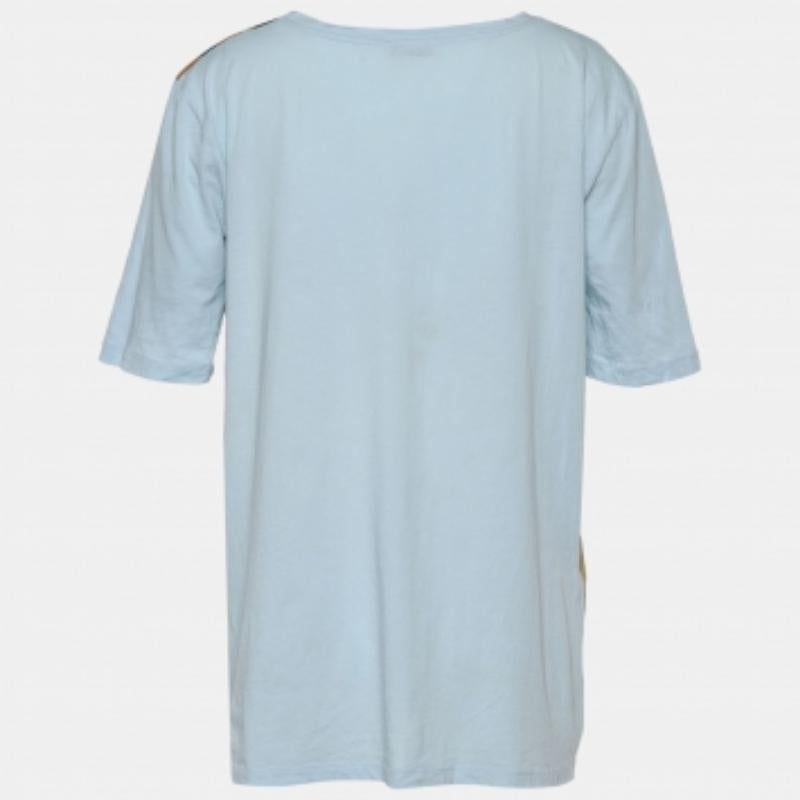 Prepárate para un día de paseo informal con esta camiseta con paneles de Moschino. Confeccionado con una mezcla de tejidos de calidad, destaca con un llamativo estampado junto con las letras 
