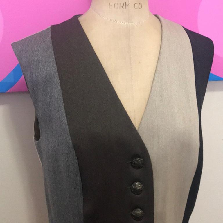 Moschino Cheap and Chic: gilet in lana a righe marroni a basso costo

Sii retro cool indossando questo gilet a righe a blocchi di colore di Moschino - interamente in lana e completamente foderato. Abbina una camicia a maniche lunghe con volant e