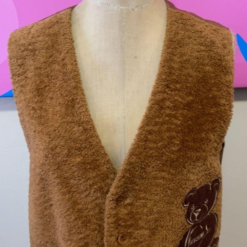 Moschino cheap chic brown teddy bear vest

Be retro cool wearing this fun vest by Moschino Cheap and Chic. Fun for festive occasions. Material is like a cotton bath rob feel and testured and a tiny bit matted from age.

Size 40
Across chest - 20 1/2