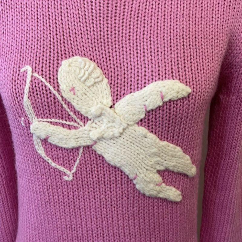 Moschino billig chic Amor Engel Pullover

Viel Spaß in diesem Herbst mit diesem einzigartigen rosa und elfenbeinfarbenen Pullover mit einem entzückenden Amor/Engel auf der Vorderseite! Kombinieren Sie ihn mit weißen Jeans und braunen