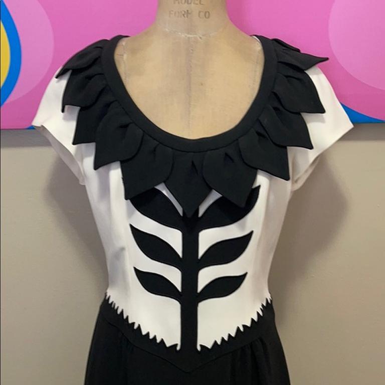 Moschino cheap chic flower dress black white

This flower pedal dress is super cute for summer dressing with short sleeves and small pedals all around the neck. Just add nude heels for a finished look. 
Size 10

Across chest - 18.5 in.
Across waist