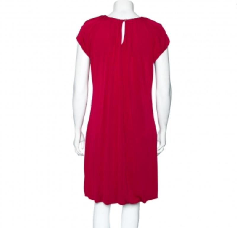Moschino Cheap and Chic Vestido de punto fucsia plisado con detalle de yema S en Bueno estado para la venta en Dubai, Al Qouz 2