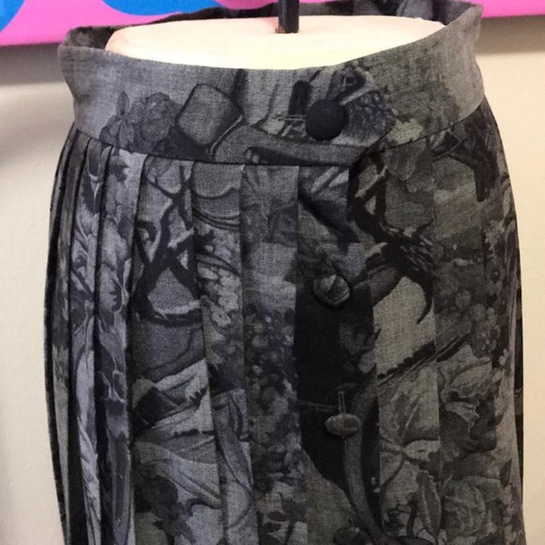 Moschino cheap chic gray pleated skirt wool

Unique print in this wool Pleated skirt by Moschino Cheap and Chic has a special print with flowers, cabins and and animals! Vintage Moschino at its best. Covered buttons and the top one that is black has