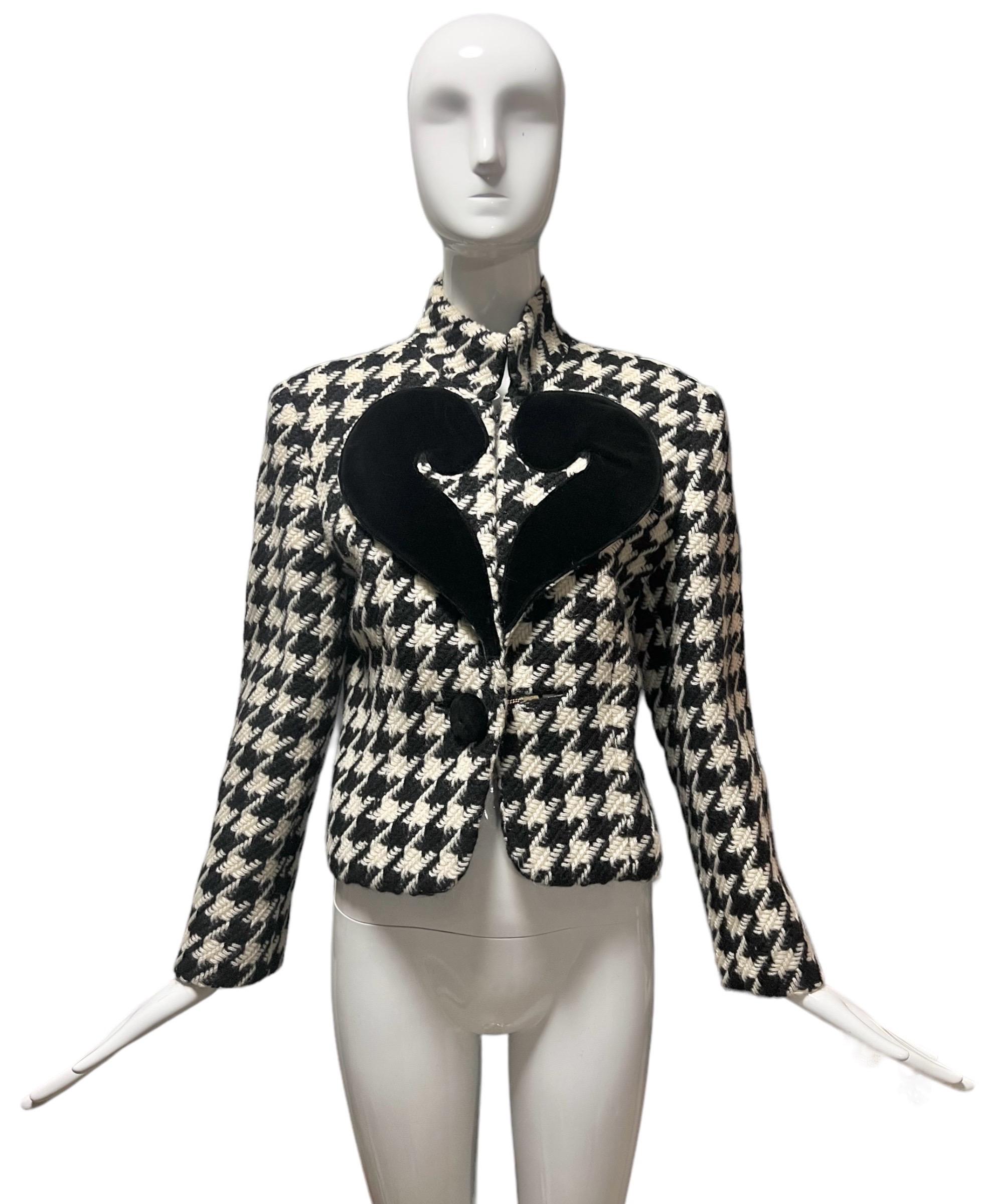 Moschino Cheap & Chic black and white wool houndstooth jacket with a whimsical black velvet question mark detail.

Size: US size 10

Condition: In excellent condition. Wear consistent with age and use.

Measurements:
Bust- 40”
Waist- 36”
Length- 23”