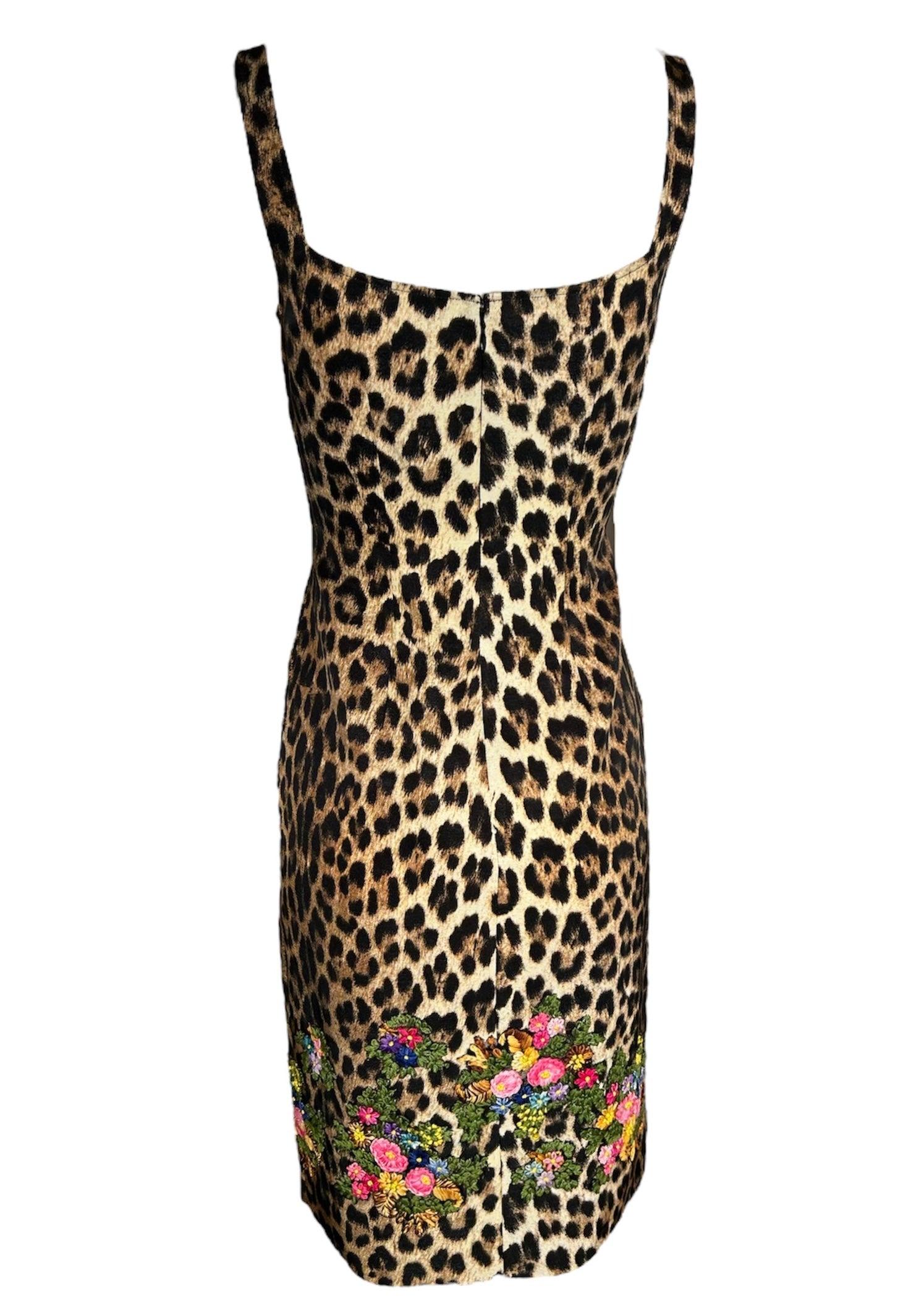 Ce joli numéro a de quoi faire rugir ! Faites ressortir le félin qui sommeille en vous et enfilez cette robe léopard luxueusement imprimée. Nous adorons la courbure ajustée de cette robe. Séduisez vos prétendants (ou vos proies) avec la qualité