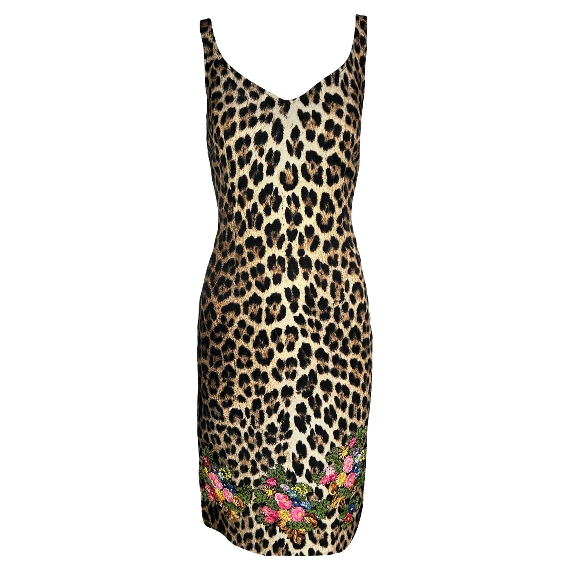 Moschino Cheap and Chic - Robe à imprimé léopard avec fleurs brodées en vente