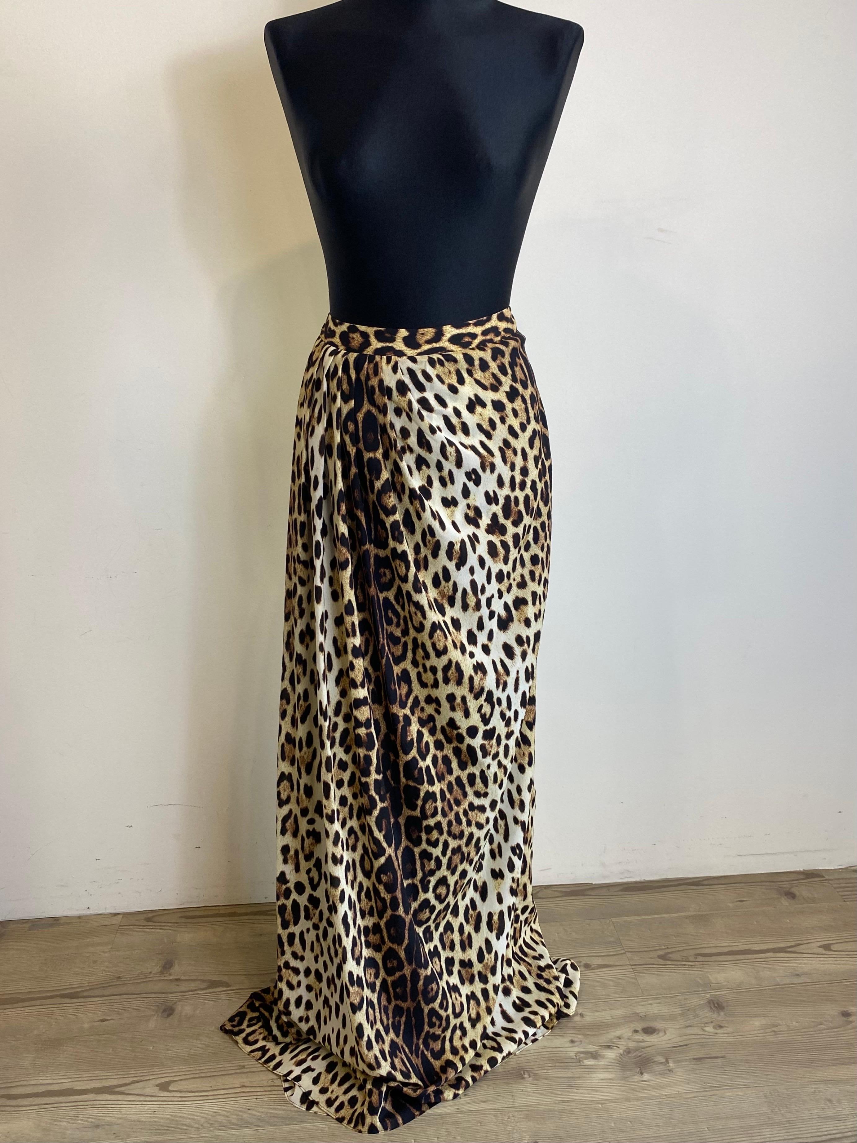 Moschino Cheap & Chic leopard print skirt that can also be worn as a dress.
Size 44 IT, 10 US.
Waist 40 cm.
Length 125 cm.
92% silk, 8% other fibers.
Excellent condition.