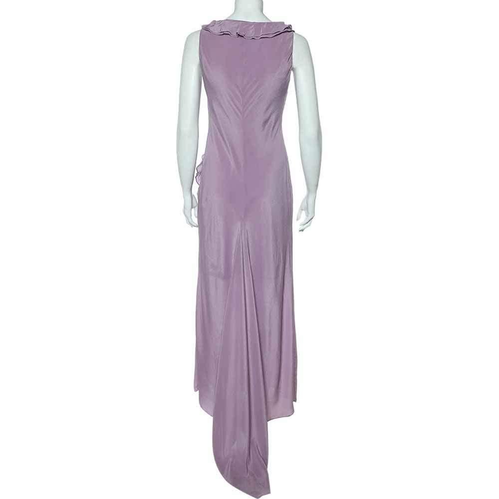 Offering a blend of femininity and luxury with its design, this maxi dress from Moschino Cheap & Chic brings its unending grace to your style effortlessly. It is stitched using lilac silk chiffon with rose petal drapes accentuating its beauty.


