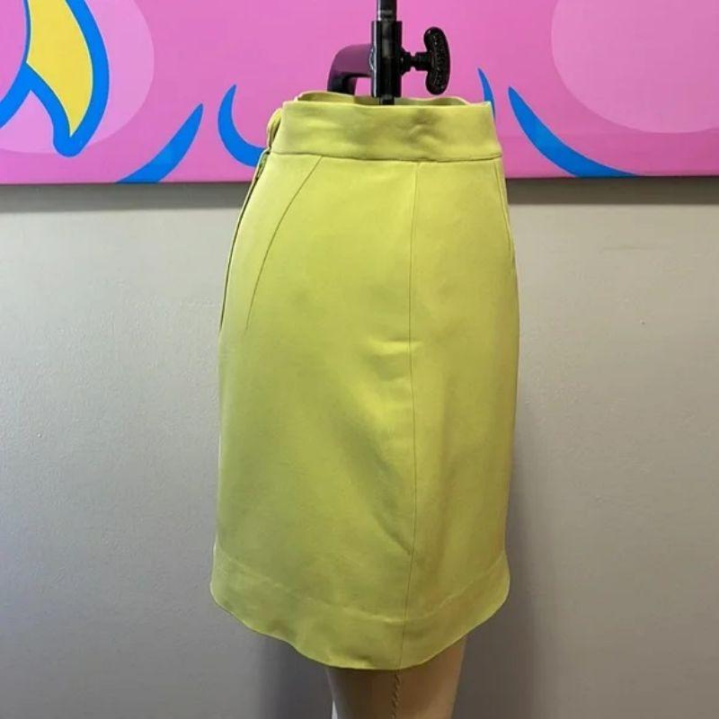 Moschino cheap chic lime green mini skirt

Be retro cool wearing this cute mini skirt by Moschino in a bright lime green color. Pair with other bright colors or white or a finished look. Brand runs very small and narrow, please see measurements.