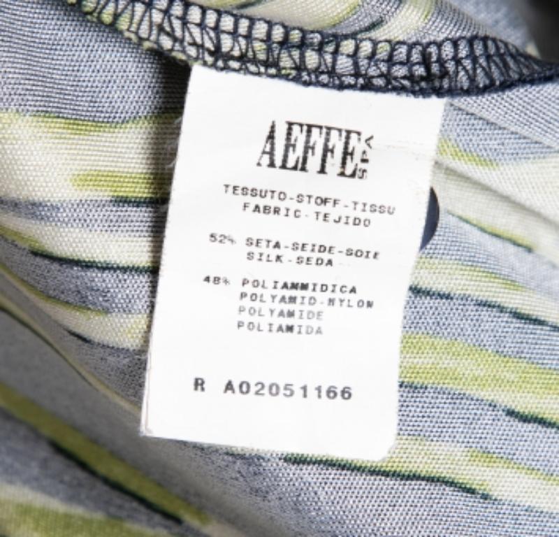 Affichez votre style chic en portant cette chemise de Moschino Cheap and Chic. Il est taillé dans un tissu jersey imprimé bleu marine et jaune et présente des cols et des fermetures boutonnées. Ajoutez-le à votre collection dès aujourd'hui !