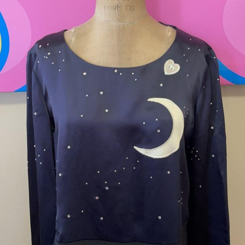Moschino cheap chic navy satin moon stars dress

Dance the night away in this adorable shift dress with crescent moon and stars design. Heart patch and rhinestones for stars.

Size 10
Across chest - 19 1/2 in.
Across waist 19 in.
Across hips - 22