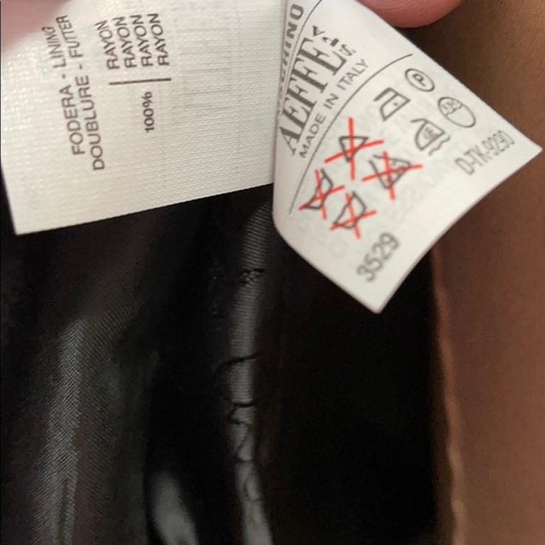 Moschino Cheap and Chic blazer a buon mercato

Moschino Cheap and Chic ha un carattere deciso e questa giacca retrò è il pezzo perfetto da aggiungere al tuo guardaroba. Facile da indossare con il nero, il rosso o il bianco! 
Il marchio ha una taglia